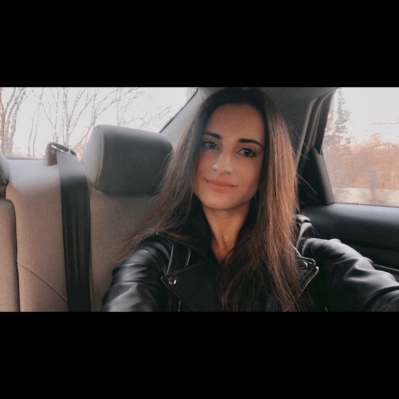 Meet your Posher, Emily - Picture 3 of 6